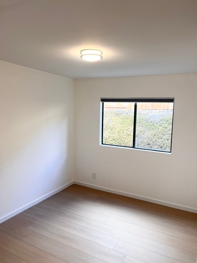 Building Photo - Freshly remodeled 3br/2ba single story hom...