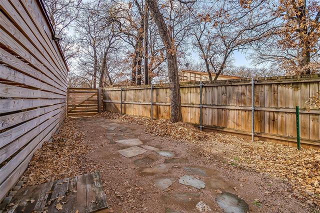 Building Photo - 1809 Whispering Oaks St