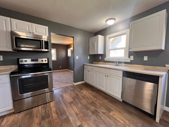 Building Photo - Longview Bungalow with Large Yard!