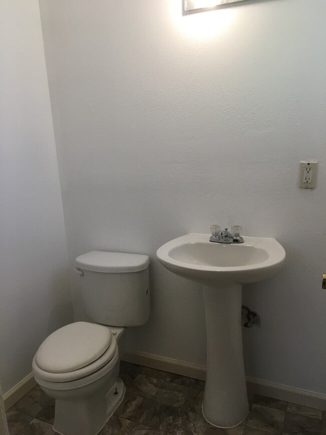 Building Photo - 2576 Mohawk Ct