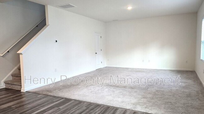 Building Photo - 14 White Hart Ct