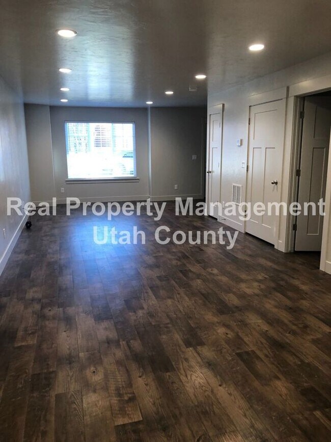 Building Photo - 189 610 S