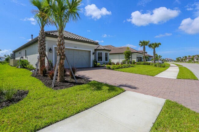 Building Photo - BRAND NEW** STUNNING POOL HOME**PROFESSIONALLY DECORATED**3 BEDS + DEN/ 3 FULL BATHS***ESPLANADE ...