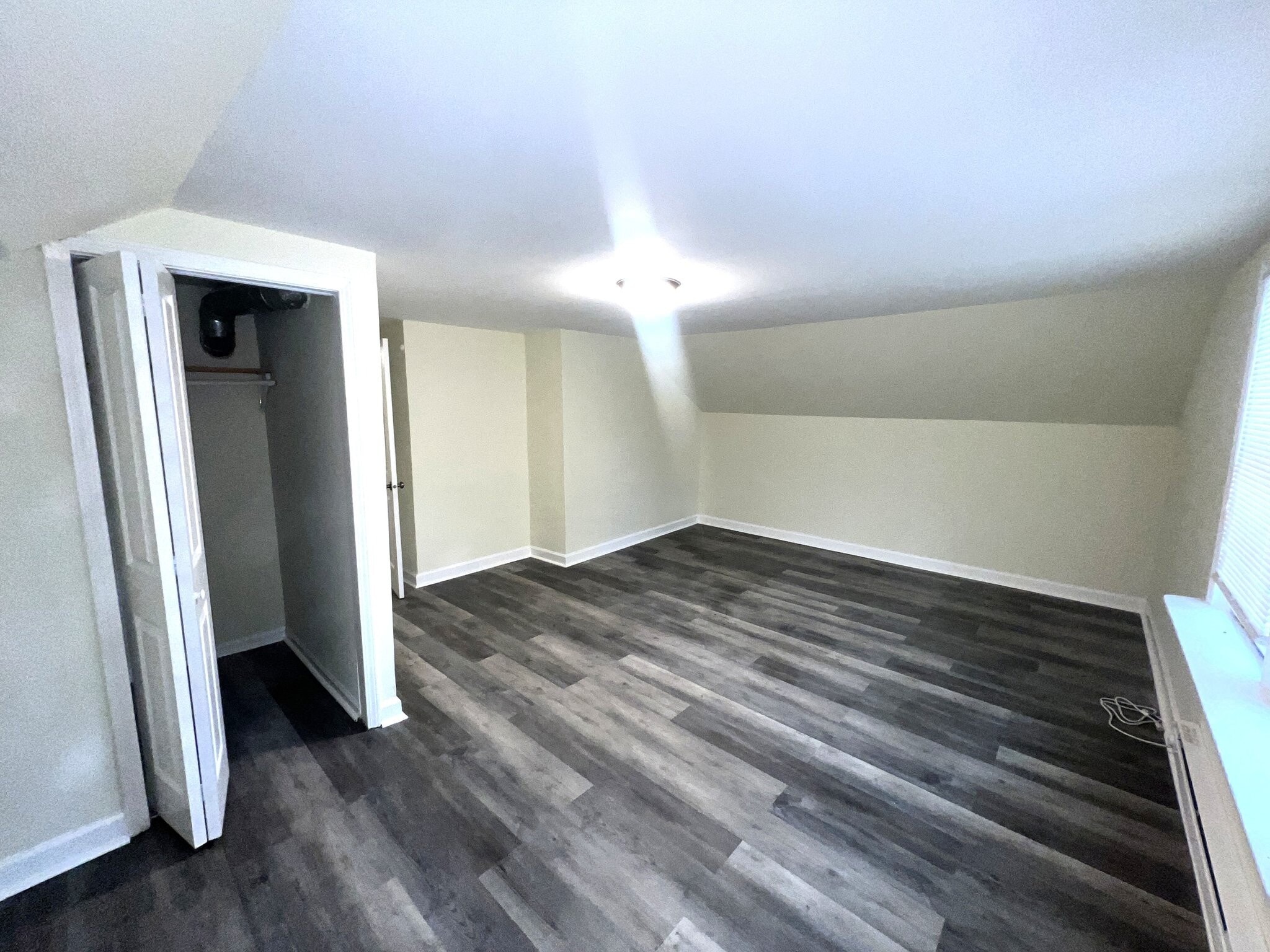 Building Photo - 1233 W 71st Pl