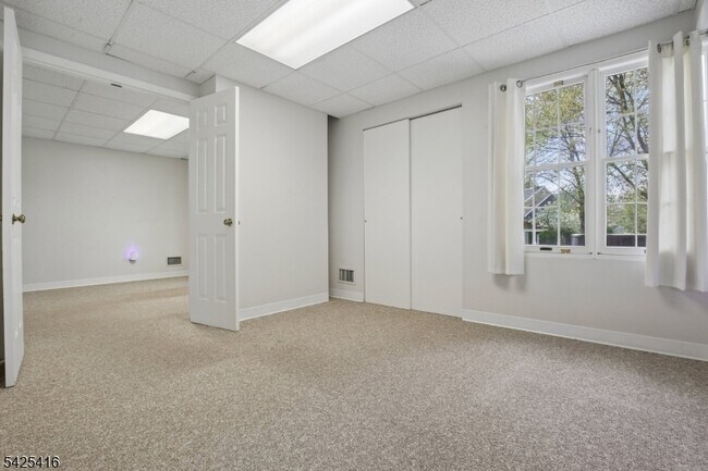 Building Photo - 14 Exeter Rd