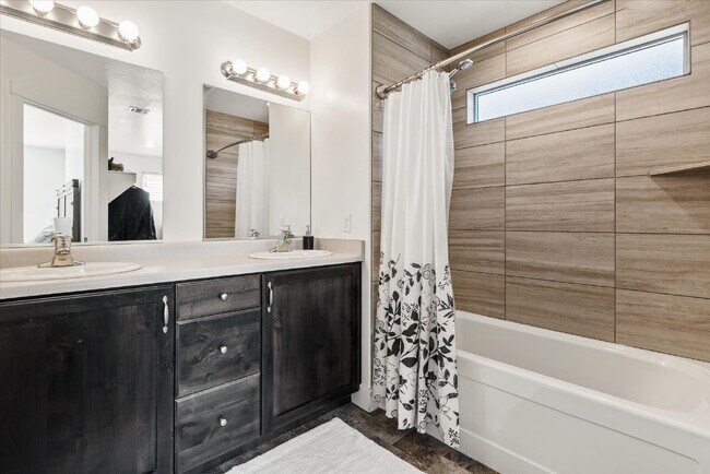 Building Photo - "Spacious 4-Bedroom Townhouse Retreat on S...
