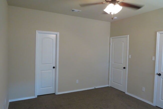Building Photo - 3/2/2 off HWY 46 / Fridge / Interior Washe...