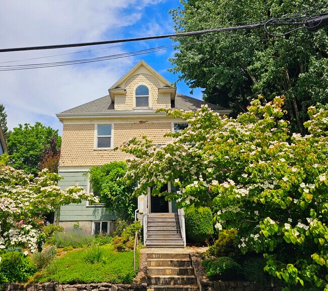Building Photo - 309 NE Graham St