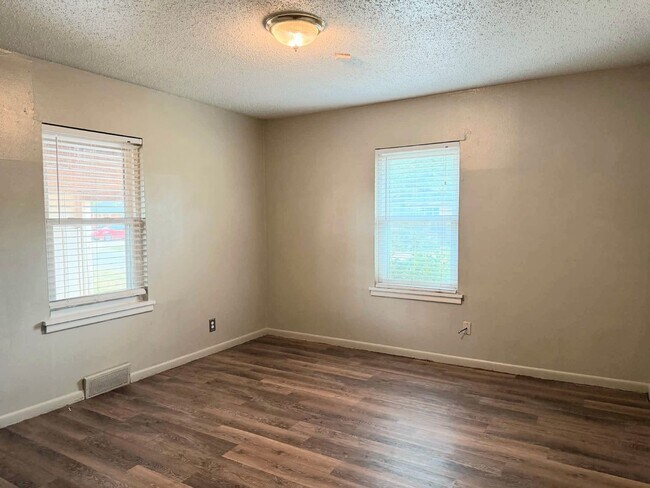 Building Photo - Adorable, Unique, and Roomy 3/2 Close to Tech! Move in Special Half off First Month!
