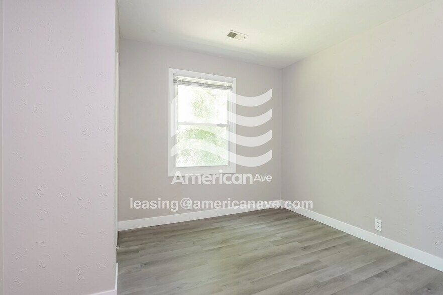 Building Photo - 2005 N Elmer St