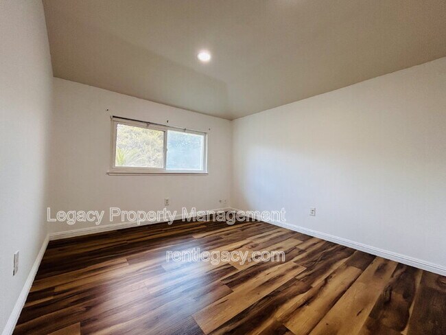 Building Photo - 493 Dahlia St