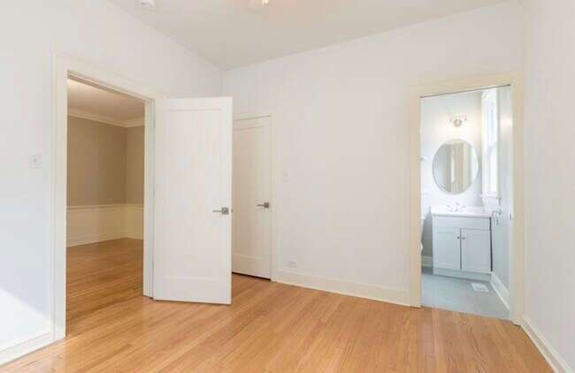 Building Photo - 910 Lake St