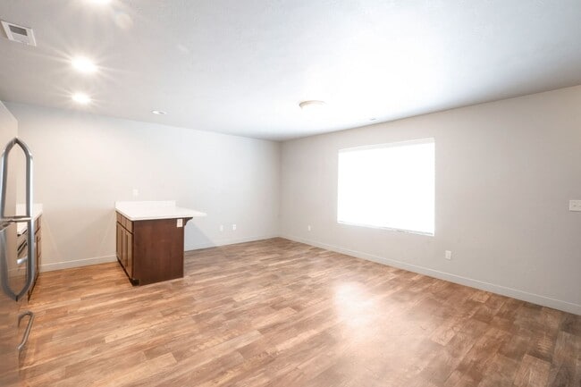 Building Photo - Amazing 2 Story Townhome in Vineyard w/ at...