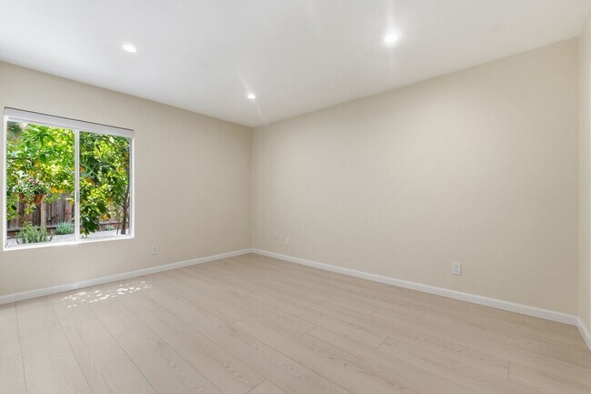 Building Photo - 965 S Idaho St