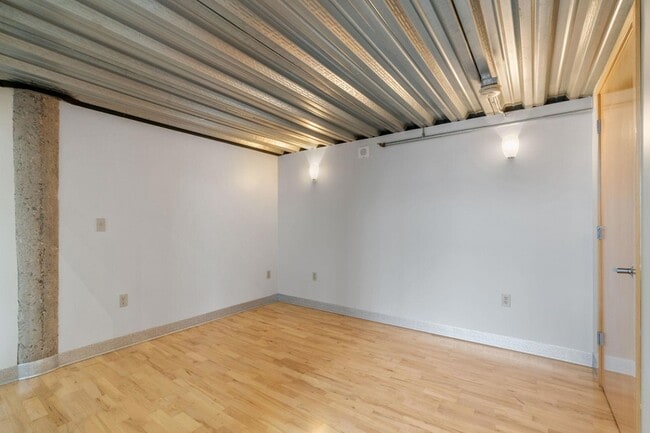 Building Photo - 521 S 7th St