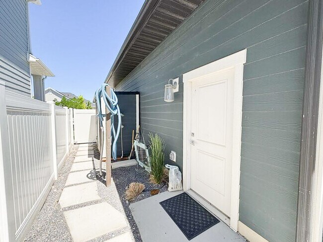 Building Photo - Luxury 5-Bedroom Rental with Pool, Finishe...