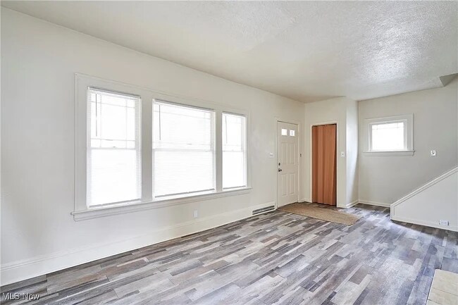 Building Photo - 8606 Vineyard Ave