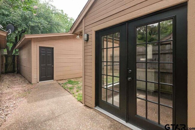 Building Photo - 5811 Hollytree Dr