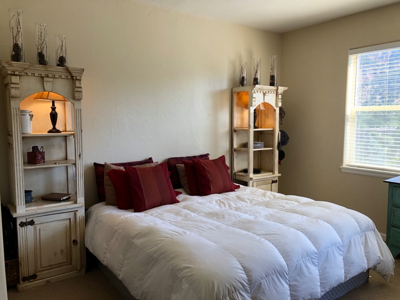 Building Photo - 2701 Midland Ave