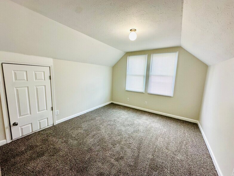 Building Photo - 1147 Lincoln Ave