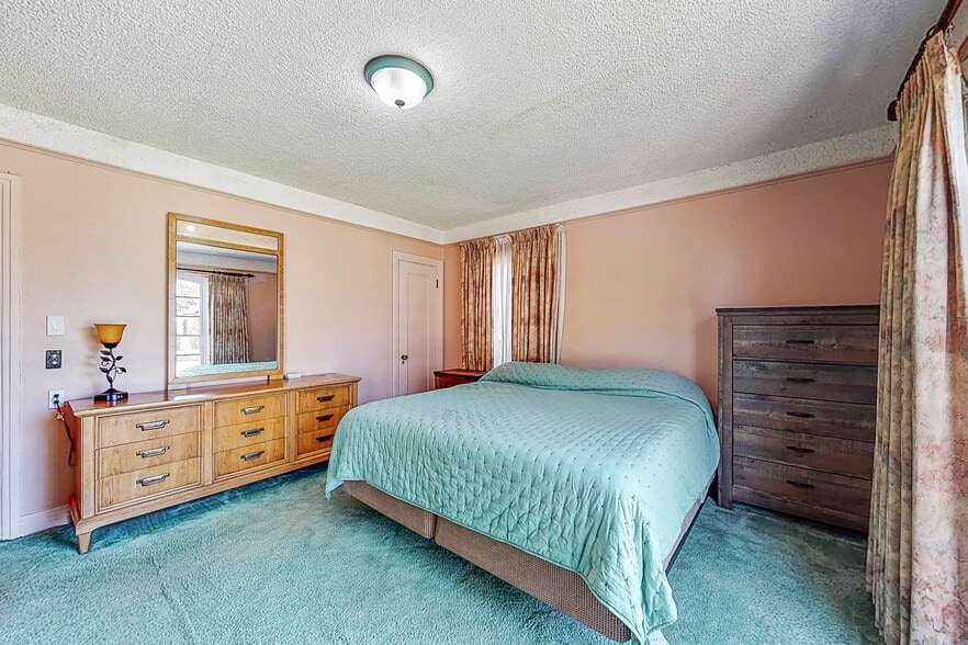 Building Photo - 301 N Janss St