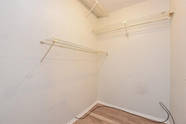 Building Photo - 10855 Meadowglen Ln