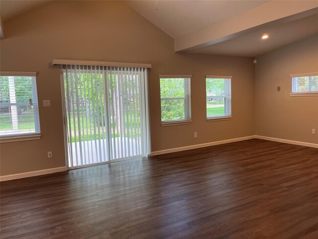 Building Photo - 304 S Shadowbend Dr