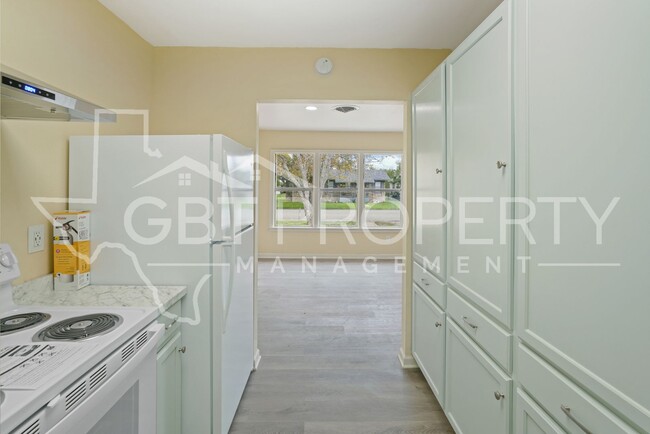 Building Photo - 3 Bedroom 2 Bathroom Home Ready for Move In1