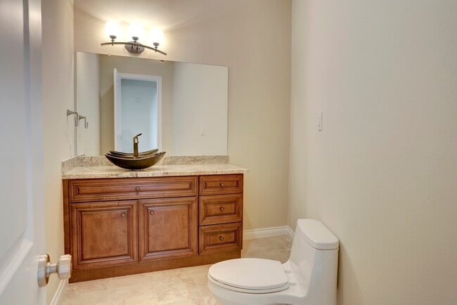 Building Photo - 5203 Beechnut St