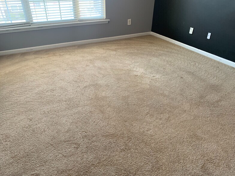 Building Photo - Room in Townhome on Big Bass Dr