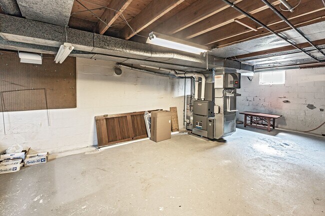 Building Photo - 2412 Manet Rd