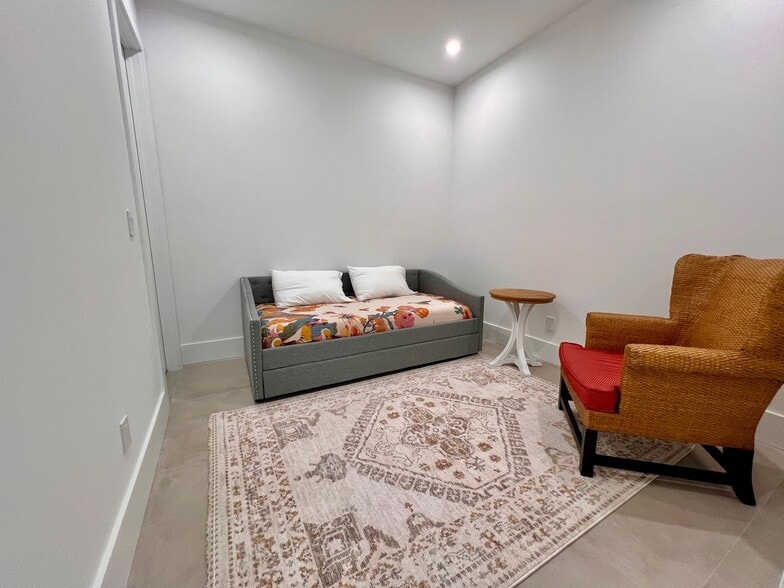 Building Photo - 300 SW 7th St