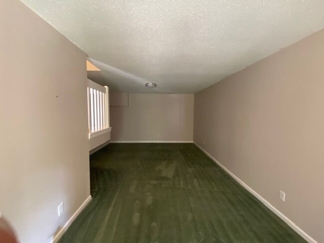 Building Photo - 96 Tannenbaum Cir