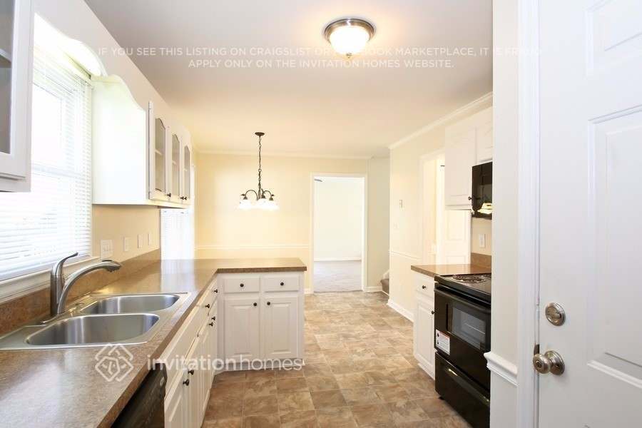 Building Photo - 1811 Southridge Dr