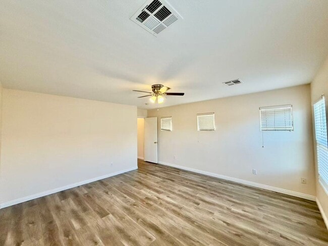 Building Photo - Well-maintained two-story home