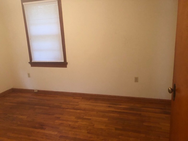 Building Photo - 704 E Thomas St