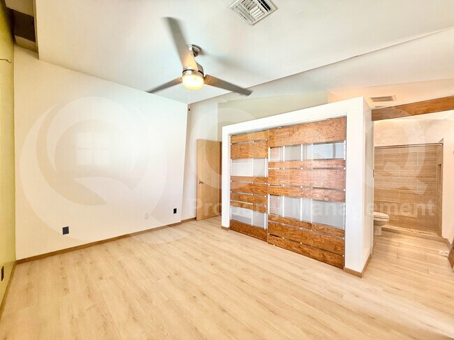 Building Photo - 3907 S Farmer Ave