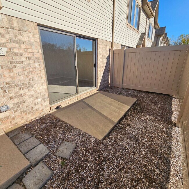 Building Photo - 2-bedroom, 1.5 bath that features two bedr...