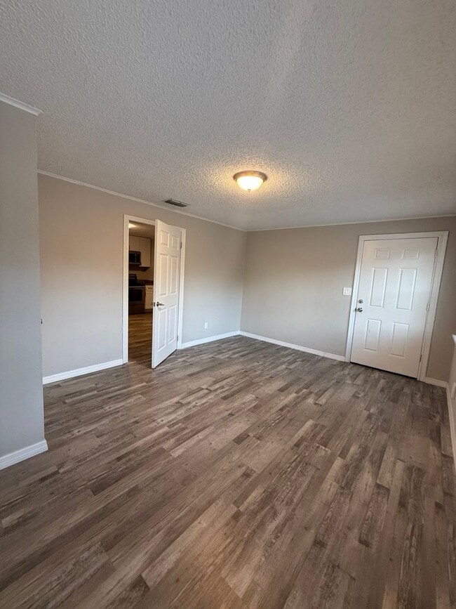 Building Photo - Dual Living Delight in the Heart of Lakeland!