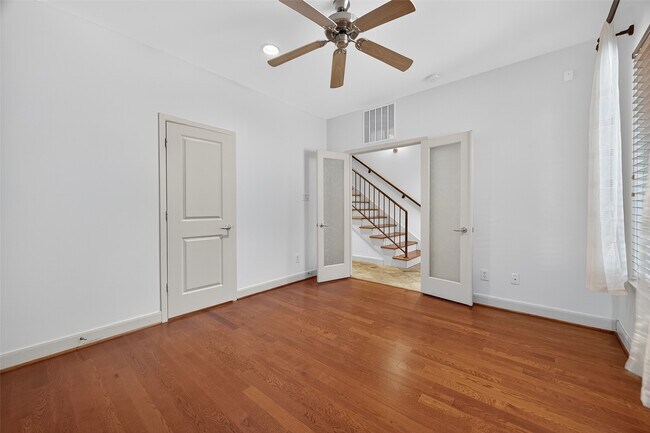 Building Photo - 5018 Lillian St