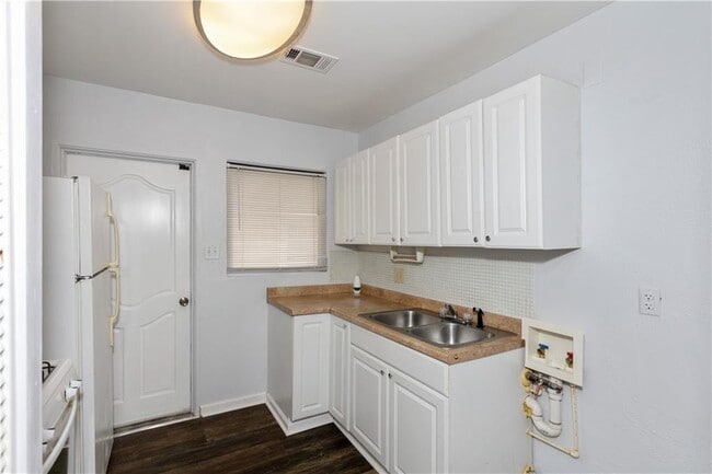 Building Photo - 560 Winton Terrace NE