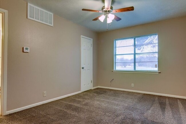 Building Photo - 2401 Brookridge Dr