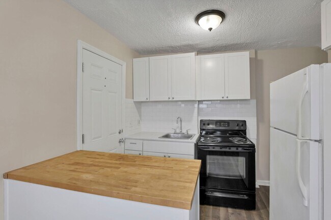 Building Photo - 898-900 Racine Ave