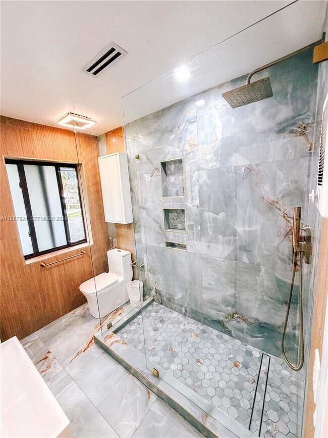 Building Photo - 425 NE 103rd St