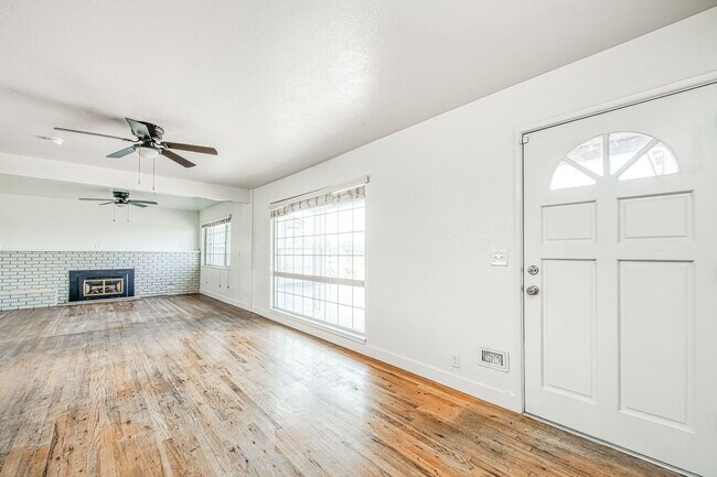 Building Photo - Adorable 3 BR 1 BA Home In A Well Desired Clovis Neighborhood - **SPECIAL-HALF OFF SECOND MONTH R...