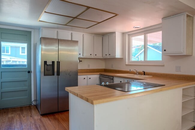 Building Photo - Spacious 6 bedroom home with 3 non conform...