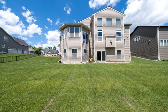 Building Photo - 727 Aster Rd