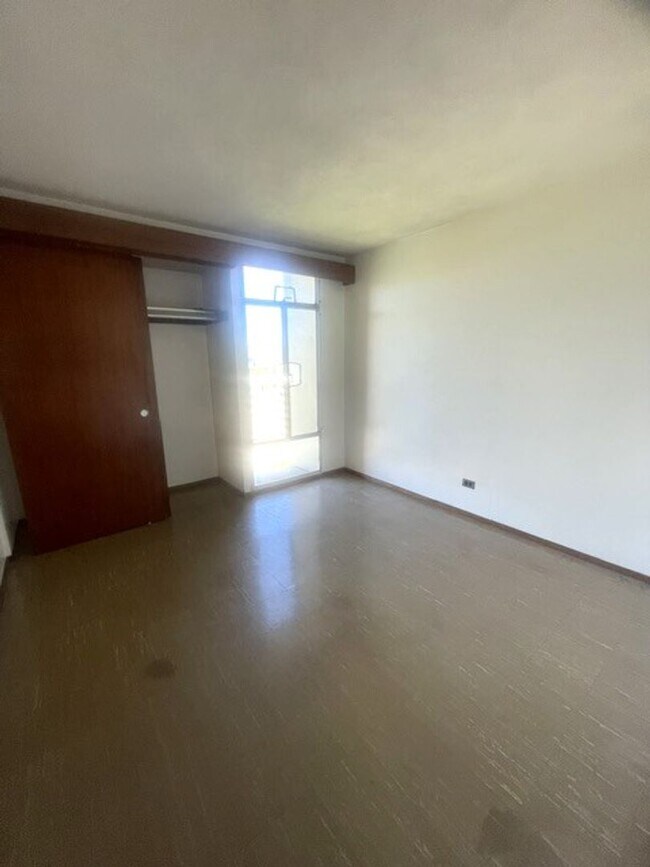 Building Photo - Queen Emma Gardens- King Tower Apt. # 1547