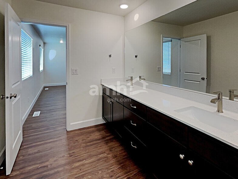 Building Photo - 884 N Garnet Creek Ave