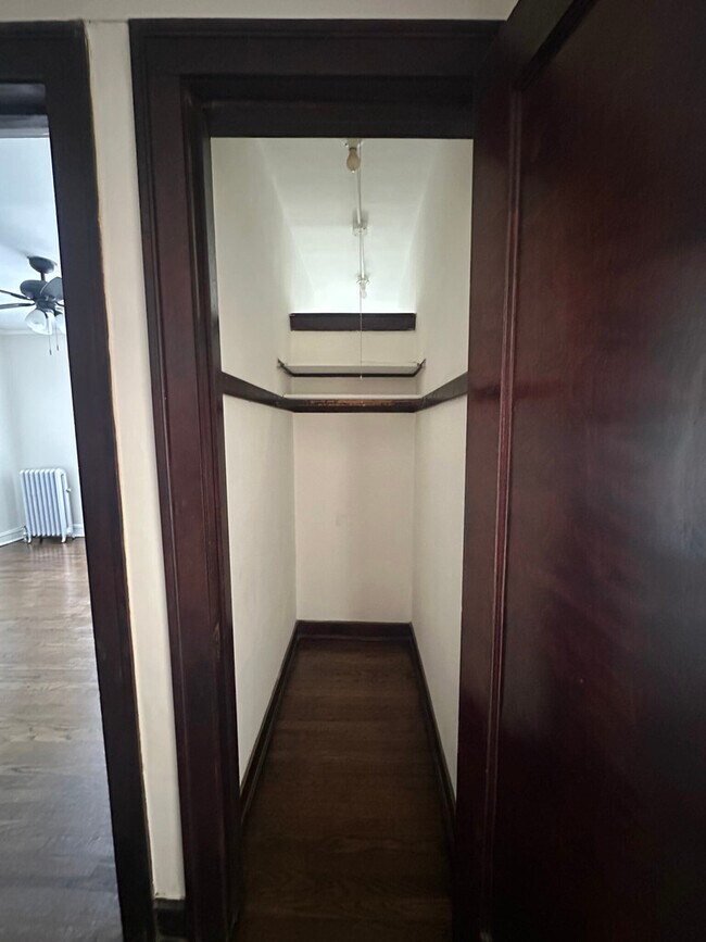 Building Photo - 1310 W Thorndale Ave